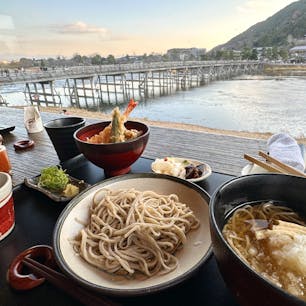 京都
嵐山よしむら
目の前に渡月橋を見渡せる素敵なロケーション。渡月膳をいただきました。（半量ざるそば・半量湯葉おろしそば（温）天ぷら丼（小）・そば麹のつけもの）平日の夕方近くに伺ったので待つこともなくお席に案内してくださいました。