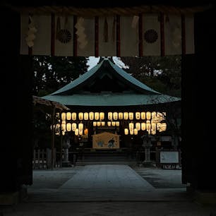 2025 12.2

京都市上京区にある、白峯神宮。
スポーツの神様を祀る神社です。
夜は提灯に明かりが灯り、厳かな雰囲気を醸し出します。