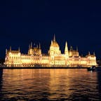 ハンガリーの首都ブダペスト
ドナウ川から見る夜景が
綺麗でした
