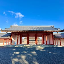 京都御所
皇居や御所内売店で販売されている財布が人気ということで、私もとりあえず行ってみることに^_^。開場45分前には到着したのですが、すでに３０人程度は並んでらっしゃいました！しかし、残念なことにこの日（12月18日）は財布販売はないとのことがアナウンスされてしまいました（涙）（しかも年内の入荷は困難ということです）が、とりあえず、開場を待ち、さらに並んで、菊の御紋が入ったピンク（シャンパンゴールドは売り切れ）の可愛い手鏡を買った次第です。（いろいろな商品がどんどん完売状態になっていきましたが、まだまだ長い列を作ってお待ちの方がたくさんいらっしゃいました。）