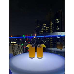 ソラリア西鉄ホテルバンコク

屋上で夜景を観ながらドリンクもいただける日系ホテル🏨

日本語はもちろん通じます⭕️
朝食も日本食があります⭕️
そしてトイレが綺麗😍

駅から直結。ショッピングモールも横にあるので便利！