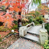 京都市
晴明神社
安倍晴明とも縁深い一条戻橋は、平成7年に架け替えられ、現在も晴明神社から南へ100メートルのところにありますが、境内には先代の欄干の親柱を移した「一條戻橋」が再現されており、式神さんもいます。