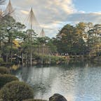 どこも素敵やったけど、特に心が動かされたのは金沢駅。素人ながら建築美に感動しました。鼓門の後ろにある巨大なドームは大きな傘をイメージして作られているらしく、雨や雪が多い金沢で駅を降りた人々にそっと傘を差し出す心意気を表現しているらしい。粋だな〜!