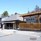 神奈川・箱根にある「箱根関所」。
江戸時代の東海道「箱根関所」を再現したスポットで、関所の取り締まりに関する展示や芦ノ湖の景色を楽しめます。