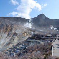 神奈川・箱根にある「大涌谷」。
火山活動が続くスポットで富士山を見れるスポットや黒たまごをはじめとしたお土産も手に入りますよ！