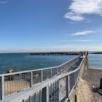 兵庫県神戸市　須磨海づり公園

神戸市須磨（すま）区にある海釣り公園。沖合にのびる桟橋から、明石海峡大橋や淡路島を眺めながら、海釣りが楽しめます。

2024年11月にリニューアルし、柵も高くなったので、より安全になりました。貸し竿、釣りえさもあります。