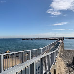 兵庫県神戸市　須磨海づり公園

神戸市須磨（すま）区にある海釣り公園。沖合にのびる桟橋から、明石海峡大橋や淡路島を眺めながら、海釣りが楽しめます。

2024年11月にリニューアルし、柵も高くなったので、より安全になりました。貸し竿、釣りえさもあります。
