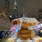 Bryant Park / New York
凍った噴水や、スケートリンクに輝くクリスマスツリー、ネオンの人力車などなど。
冷凍庫のような極寒のニューヨークですが、街中は活気であふれています♪
#newyork #bluemoon