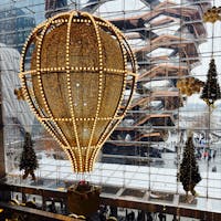 Hudsn Yards / New York

ショッピングセンターの気球のディスプレイとベッセル。どこを見てもイルミネーションのキラキラが綺麗です！ホリデーシーズンならではの光景です♪

#newyork #bluemoon