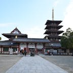 大阪・天王寺にある「四天王寺」。
五重塔や金堂だけでなく、国の重要文化財に指定された史跡のある庭園まで見どころ満載です。