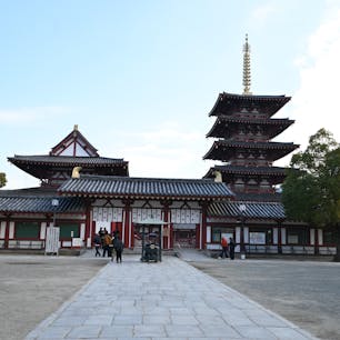 大阪・天王寺にある「四天王寺」。
五重塔や金堂だけでなく、国の重要文化財に指定された史跡のある庭園まで見どころ満載です。