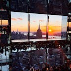 SUMMIT / New York

マンハッタンにある体験型の展望台、サミット。
91階から93階の3フロアで構成され、鏡張りの幻想的な空間や、ガラス床、空中体験などを巡る、五感を刺激する観光スポットです。
ニューヨークで、今一番人気の展望台です♪

#newyork #bluemoon