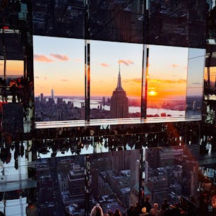 SUMMIT / New York

マンハッタンにある体験型の展望台、サミット。
91階から93階の3フロアで構成され、鏡張りの幻想的な空間や、ガラス床、空中体験などを巡る、五感を刺激する観光スポットです。
ニューヨークで、今一番人気の展望台です♪

#newyork #bluemoon