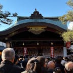 2026 1.10
京都府京都市東山区
京都ゑびす神社の十日ゑびす大祭に行ってきました！知らない方向けに説明すると、京都ゑびす神社で毎年1月8日から12日にかけて行われる、福笹という笹に縁起物を付けて、商売繁盛や家内安全を願うお祭りです。今回行ったのは、お祭りのメインの日となる1月10日だったので、神社に入るのに30分以上並びました。写真も人が多すぎて撮れたもんじゃありませんでしたw参道には屋台がたくさん出店されているので、食べ歩きも楽しめます。建仁寺が近いので、セットで行くのをお勧めします！#神社#お祭り