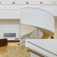 京都市京セラ美術館｜2020（リノベ）
設計：青木淳 西澤徹夫

歴史ある名建築の意匠を残しつつ
リノベでアップデート
螺旋階段の曲線が美しい