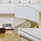 京都市京セラ美術館｜2020（リノベ）
設計：青木淳 西澤徹夫

歴史ある名建築の意匠を残しつつ
リノベでアップデート
螺旋階段の曲線が美しい