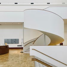 京都市京セラ美術館｜2020（リノベ）
設計：青木淳 西澤徹夫

歴史ある名建築の意匠を残しつつ
リノベでアップデート
螺旋階段の曲線が美しい