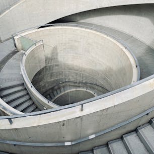 兵庫県立美術館｜2001
設計：安藤忠雄

建物自体に見どころがいっぱいあって
屋外展示もたくさんあるので
散歩するだけでも楽しくておすすめ