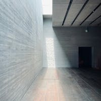 佐川美術館｜1998
設計：竹中工務店

琵琶湖のほとり、水に浮かぶ美術館
太陽光の採り入れ方がお洒落