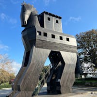 トロイの木馬伝説で知られるトルコの遺跡
さまざまな時代の遺跡が混在しています
最後の1枚はブラピ主演の映画に使われた木馬
遺跡近くの港町、チャナッカレに寄贈されていました
格好良し