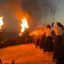 本州最南端の火祭り
高校生の弓道部が火の矢を放ち、火祭りが
始まります。