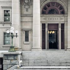 大阪府立中之島図書館｜1904
設計：野口孫市、日高胖

名建築を拝めるだけでなく
本も読めるなんて最高すぎ。