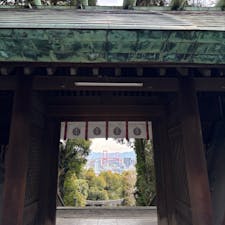 202601
福岡　北九州　若松
白山神社

神門から赤い若戸大橋が綺麗に見えます

御朱印は、午前中は書き置きで午後は直書きらしいのですが
午前中たまたまいらっしゃったので直書きしていただけました