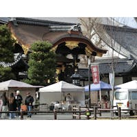 ---ちょっとしたお知らせ---
遂にコンデジを買いました！（中古の型落ちだけど）買ったのはCASIO エクシリムex-100。
2014年発売の型落ち品ですが、お年玉からお金を捻り出してなんとか買ったのでもうこれ以上高いのは無理です。見た目も気に入ったし、光学ズームもなかなかいいし、画質も申し分ない、ボロボロになるまで使います！
--------------------------------------
2026 1.28
京都駅周辺に試し撮りに行ってきました！写真は西本願寺です。すこし天気が悪く、途中で雨が降ってきましたがなんとか無事に帰れました。さすがカメラ、光学ズームで遠くの京都タワーもバッチリ撮れます！親が昔買った2007年発売の700万画素数のカメラをちょっと触ったぐらいなので、僕からしたら感動ものです！この後は渉成園に行って、それからカメラ用品を買いにヨドバシカメラに行きました。
#カメラデビュー #京都タワー #お寺 #カメラ初心者