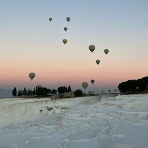 純白の石灰棚の上を飛ぶ気球
素敵でした