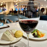 上海浦東空港(PVG)　
ラウンジ　No.137

マドリードへ向かうため（フライトタイム１４時間😭）、上海トランジットで深夜５時間の待ち、、で、ラウンジへ。シャワー利用も無料ですが、人気なので、ご希望の方は飲食の前に受付なさることをお勧めします。呼出ベルを渡されますから安心です。