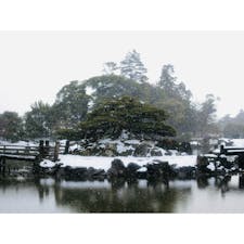 2026 1.31
滋賀県彦根市
雪景色を見に玄宮園に行ってきました！
彦根市に着いたあたりで雪が降ってきて不安になりましたが、庭園はまだ雪残ってました。
雪が降ってるせいか、人が少なかったです。
この庭園からは彦根城天守閣が見えて、その天守閣と庭園のコラボレーションが素晴らしい！
新しく買ったカメラは光学ズーム10.7倍、デジタルズーム4倍、合計42.8倍ズーム可能なので、この庭園から見える彦根城天守閣を画面いっぱいに写せました！（写真5枚目）
スマホじゃできないことができて楽しい😆

彦根城は行ったことあるので庭園だけ見て帰りました。
あ、あと、プロフィールの誕生日が間違っていたので修正しました。他の人から見えるのか知らないけど...


あれ？なんか比良山の雲が晴れてきたぞ...？　　次回に続く...  （アニメみたいでなんかいいな...）
#庭園 #城 #滋賀 #雪景色