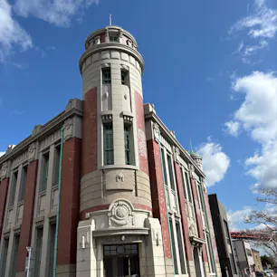 202601
福岡　北九州
旧古河鉱業若松ビル

海岸通りに大正8年に建設されました
灯台に見立てられた東西の塔が際立っています
ビル内は、今も市民の催しの場として使われていました
玄関扉の上の欄間や、庇の上のブルズアイなど
外観もとても素敵です
ビル内のエレベーター、昔のものらしく
かなりゆっくり動いていて面白かったです
是非乗ってみてください