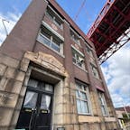 202601
福岡　北九州
杤木ビル

若松南海岸通り沿いを歩いていくと
若戸大橋の真下に杤木ビルがありました
入れるのかなー？と覗いて見ましたが開いてなさそうでした

建設当時は最先端のビルだったそうです
煉瓦の図柄や石の組み合わせがいい感じです