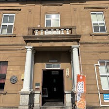 202601
福岡　北九州
石炭会館

一階に三日月屋が入っていました
福岡空港などにもある、天然酵母のクロワッサンのお店です
もちろんいくつかチョイスして購入

奥や二階は立ち入り禁止でした
見たかったなー

この海岸通りは車も少なくお散歩にはもってこいです
ただこの日は、とても寒い日で海風により
更に寒さがアップしてました