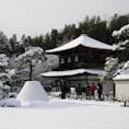 2026 2.9
京都府京都市左京区
--------------------------------------
銀閣寺に行ってきました！
前日のものすごい雪から一夜明け、朝には街が雪で覆われていました⛄️川端通の道が完全に凍ってしまっていて、パトカーも動けなくなっていました🚓
そんな道を抜けてたどり着いたのは、真っ白に染まった美しい銀閣寺。どこをみても真っ白で、すごく幻想的です✨
正直、裏山から京都市街と銀閣寺のツーショットを撮りたかったんですが、雪で滑るからか通行止めでした...まあしゃーない。金閣寺は煌びやかで心にグッときますが、銀閣寺は落ち着く感じでまた違う良さがあります。雪の金閣寺、晴れの銀閣寺とよく言いますが、個人的には晴れの銀閣寺、雪の銀閣寺だと思ってます。（人それぞれですが）
--------------------------------------
撮影機種 CASIO EXILIM EX-100
#京都 #雪景色 #冬 #お寺 #銀閣寺 #侘び寂び