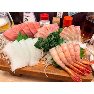 さかなや　．
お刺身の盛り合わせ😊💕

新鮮で美味しい！特にマグロと甘エビが美味しかった