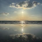 202603
福岡　福間海岸
かがみの海

福間海岸、宮地浜、津屋崎海岸沿いで
干潮時にみられる　かがみの海
年甲斐もなく楽しみました
そしてひとつ歳をとりました

遠くに見えるのは相島
猫の島です

そして後ろには真っ直ぐ宮地嶽神社に
光の道が続いています