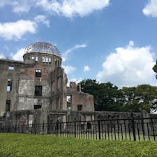 原爆ドーム。近くにある平和記念資料館は海外からの観光客がたくさん訪れていました。