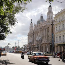 キューバ🇨🇺の首都ハバナの街並み。コロニアル調の建物が立ち並ぶ中をレトロなアメ車が走り抜ける映画のような世界。あたかもタイムスリップしてしまったかのような感覚に陥る。