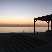 稲毛海岸から富士山🗻がうっすら。ランニング途中にちょこんと座ってぼーっとしてる時間がすんごい贅沢。