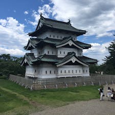 弘前城ですが、違和感ありませんか？
石垣の修繕のため、天守だけを移動させたのがすごい！