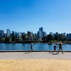 バンクーバー:スタンレーパークからダウンタウンへの眺め