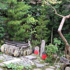 六道珍皇寺:
小野篁は昼の朝廷勤めが終わり夜になると地獄へ行って閻魔大王に仕えていたといわれています。
地獄へ通う為に使っていたのが「冥土通いの井戸」（写真）、
地獄から帰ってくる為の出口が「黄泉がえりの井戸」。
黄泉がえりの井戸は2011年に発見されたそうです。それは境内奥、突き当たりにありました😖