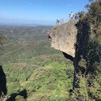 鋸山(千葉県)
出っ張りに行くためには長蛇の行列に並ぶ必要が…1時間待ちくらいの勢いだったので並ぶのは断念。しかし、あんなに登らないといけないとは!