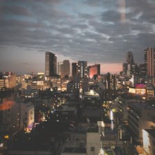 #ナインアワーズ北新宿 のラウンジから望む新宿のビル群

大きな窓があって開放的な空間でした🌃