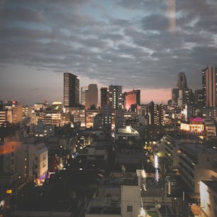 #ナインアワーズ北新宿 のラウンジから望む新宿のビル群

大きな窓があって開放的な空間でした🌃