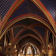 サント・シャペル（フランス）
ステンドグラスの2階とは全く雰囲気の異なる1階の教会。
壁や柱のパターンがとても可愛いです。