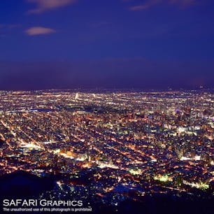 光の絨毯と称される札幌の夜景が惜しみなく楽しめるスポット「もいわ山山頂展望台」。日本新三大夜景にも選定されました。ロープウェイを使えば真冬でも見ることができるので、季節を問わずカップルに人気のスポットです💖