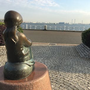 赤い靴はいてた女の子。
悲しそうに遠くを見てる…