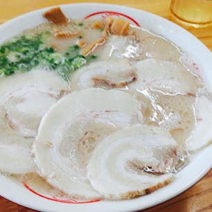 丸幸ラーメンセンター
\( °∀° )/ チャーシュー麺が550円！？基本のラーメンは420円！

これだけアッサリしてるのに濃い豚骨スープ。安さもあって満足度100%！🤣

"コスパ高くて美味い"という九州ラーメンの真髄を見た。
9時から開いてるが12時からは行列になる。